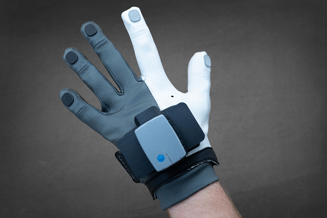 Manus glove with Ultium motion sensor